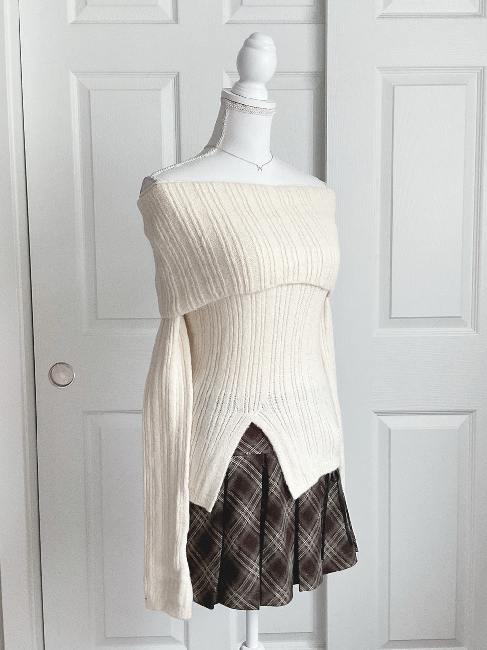 Lewkin Off-Shoulder Ribbed Cream Sweater - Picture 3 of 3